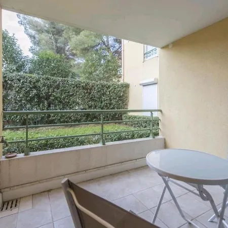 Appartement Jolie F2 Proche Commodites A 100 Metres De La Plage